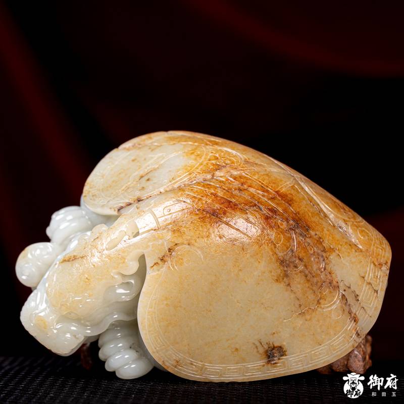 新疆和田玉洒金皮白玉籽料 把件 荣归纳吉 900克 图片9