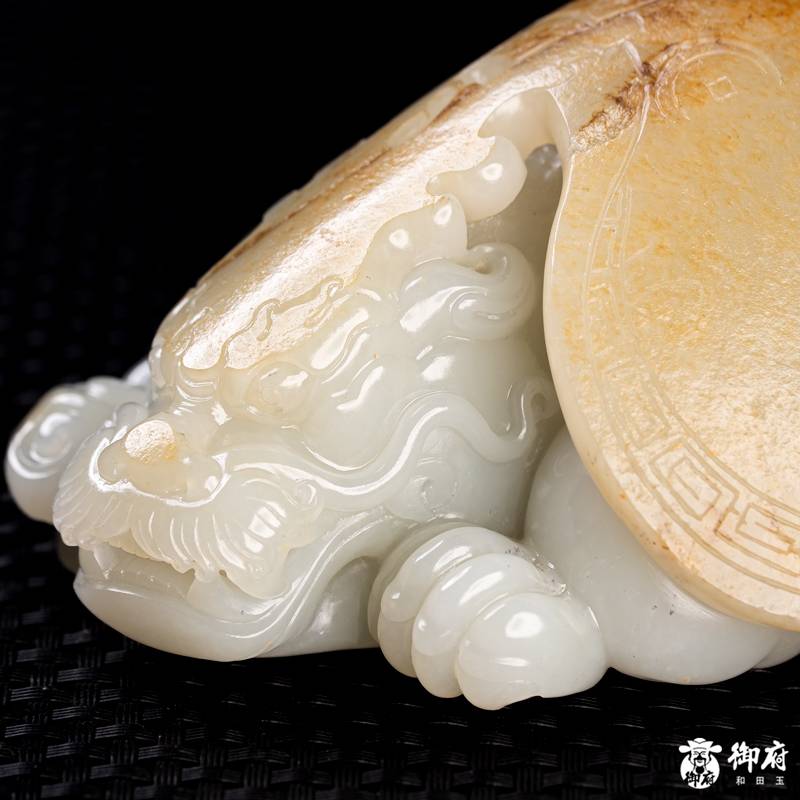 新疆和田玉洒金皮白玉籽料 把件 荣归纳吉 900克 图片7