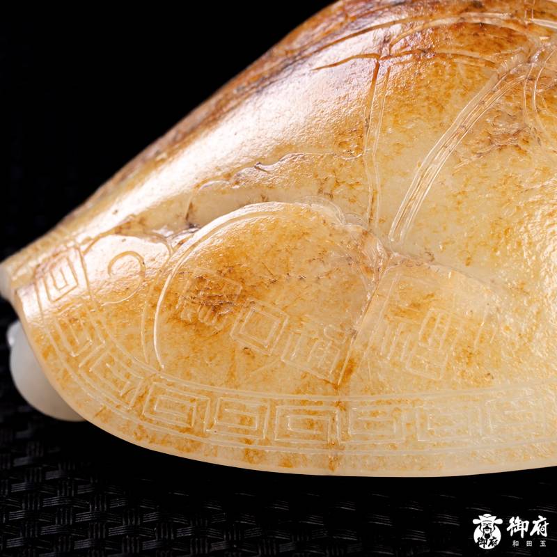 新疆和田玉洒金皮白玉籽料 把件 荣归纳吉 900克 图片4