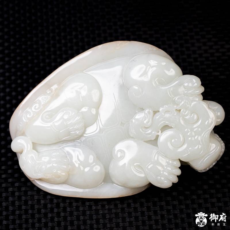 新疆和田玉洒金皮白玉籽料 把件 荣归纳吉 900克 图片2