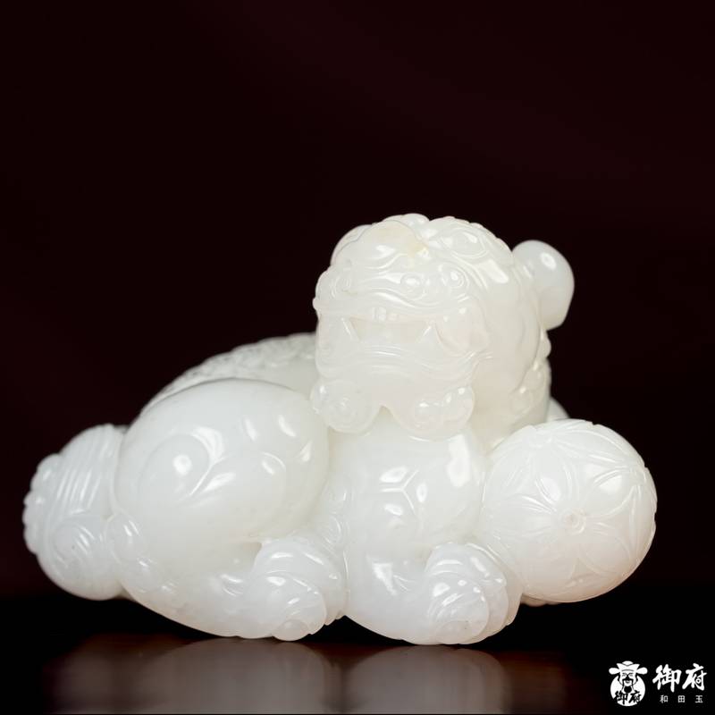新疆和田玉原毛孔皮白玉籽玉 把件 瑞狮报福 116.2克