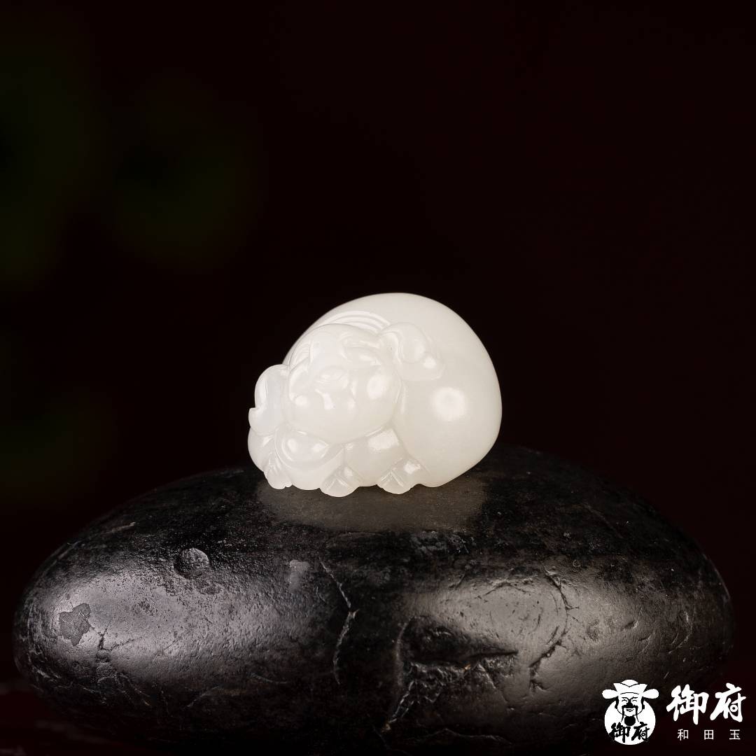 新疆和田玉白玉籽玉 挂件 福猪 10.3克 图片4