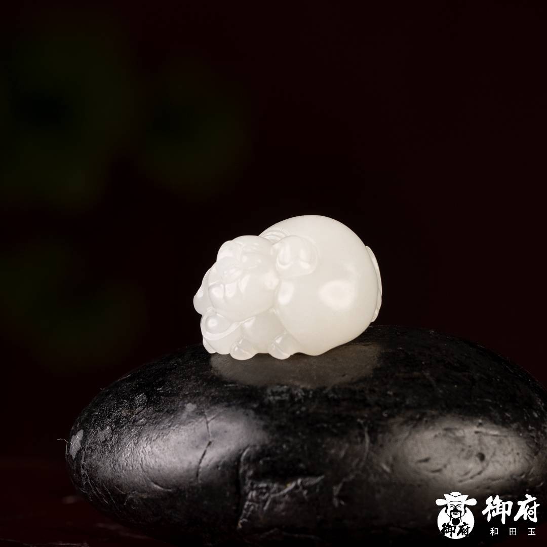 新疆和田玉白玉籽玉 挂件 福猪 10.3克 图片5