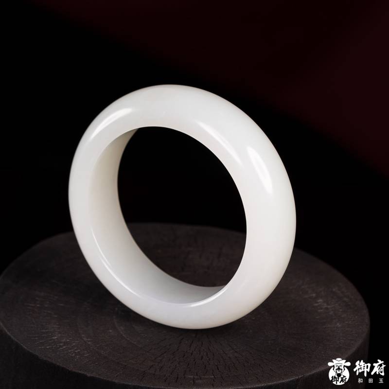 新疆和田玉白玉籽料圆条素面平安镯 107.7克 内径56.5mm 图片2
