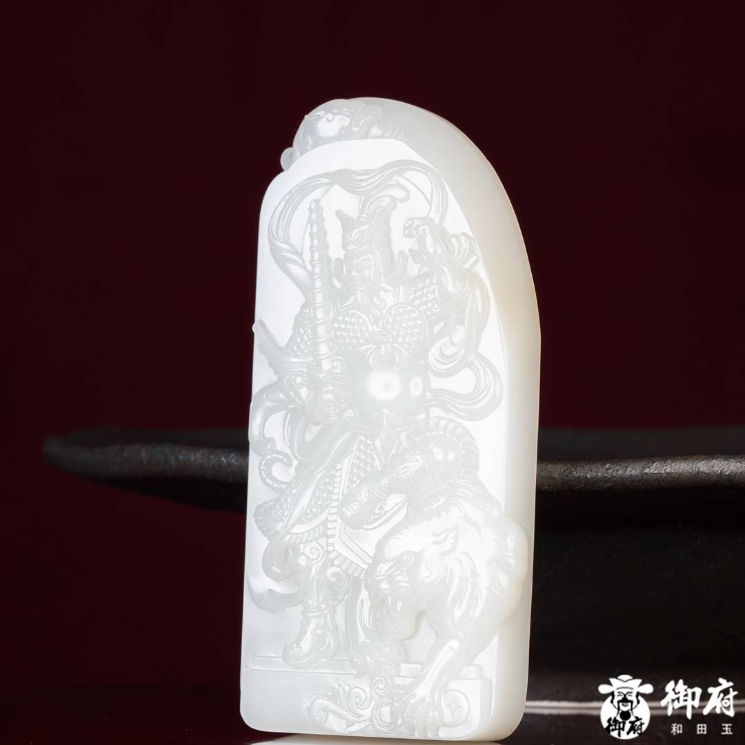 海派玉雕大师付雪飞工作室 重214.4克 新疆和田玉原毛孔皮白玉籽料摆件 武财神赵公明&middot;威震纳福 图片8