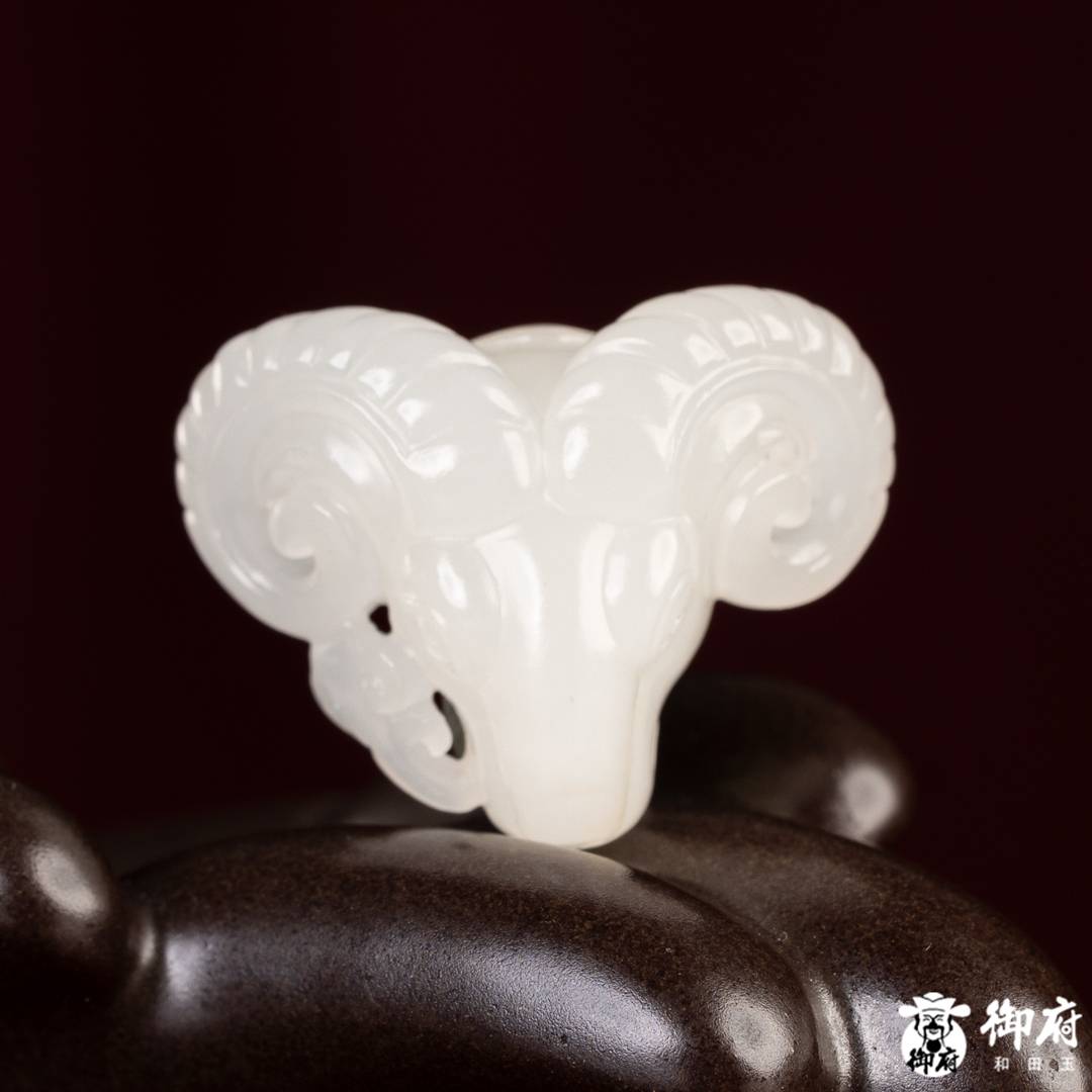 新疆和田玉白玉籽玉挂件 领头羊 8.4克 图片3