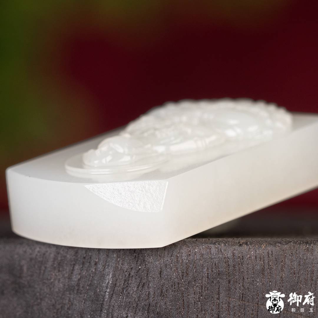 新疆和田玉原毛孔皮白玉籽玉玉牌 坐莲观音 28.8克 图片4
