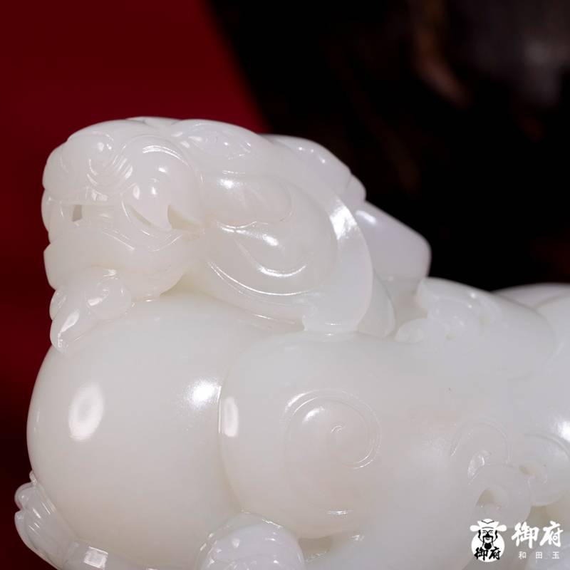 海派玉雕大师付雪飞工作室 重420克 新疆和田玉羊脂白玉原毛孔皮白玉籽料 摆件 镇守八方&middot;貔貅 图片3