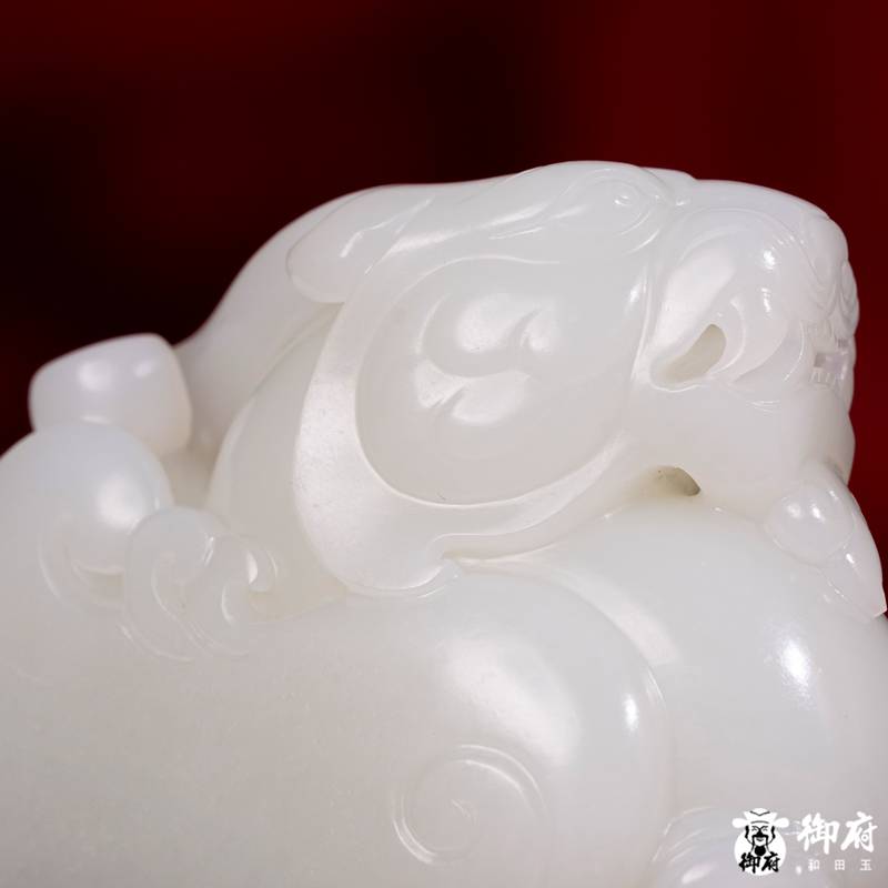 海派玉雕大师付雪飞工作室 重420克 新疆和田玉羊脂白玉原毛孔皮白玉籽料 摆件 镇守八方&middot;貔貅 图片5