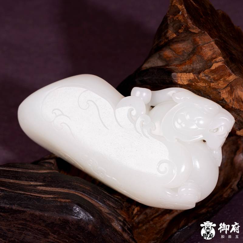 海派玉雕大师付雪飞工作室 重420克 新疆和田玉羊脂白玉原毛孔皮白玉籽料 摆件 镇守八方&middot;貔貅 图片6