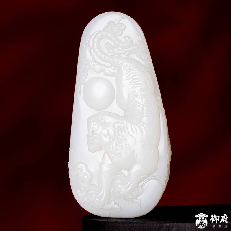 新疆和田玉原毛孔皮白玉籽料把件 虎啸山河 165.5克