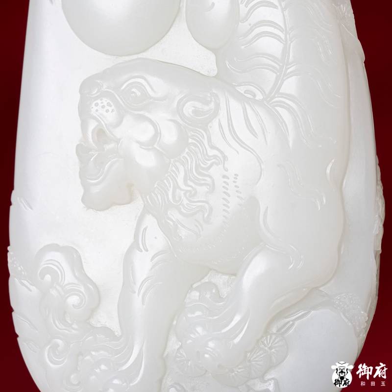 新疆和田玉原毛孔皮白玉籽料把件 虎啸山河 165.5克 图片5