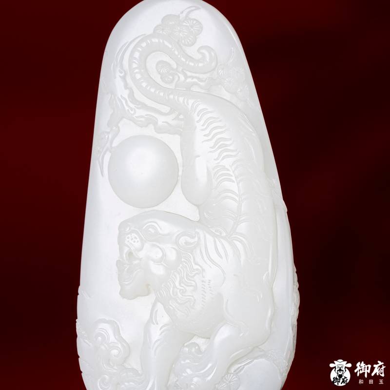 新疆和田玉原毛孔皮白玉籽料把件 虎啸山河 165.5克 图片4