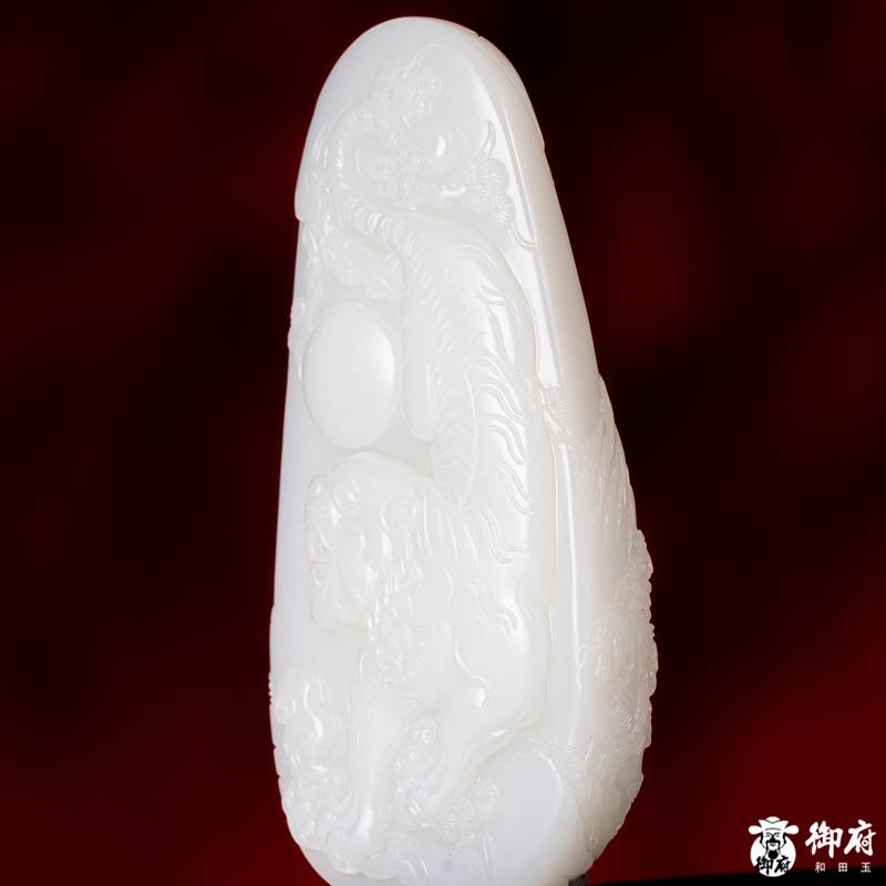 新疆和田玉原毛孔皮白玉籽料把件 虎啸山河 165.5克 图片8