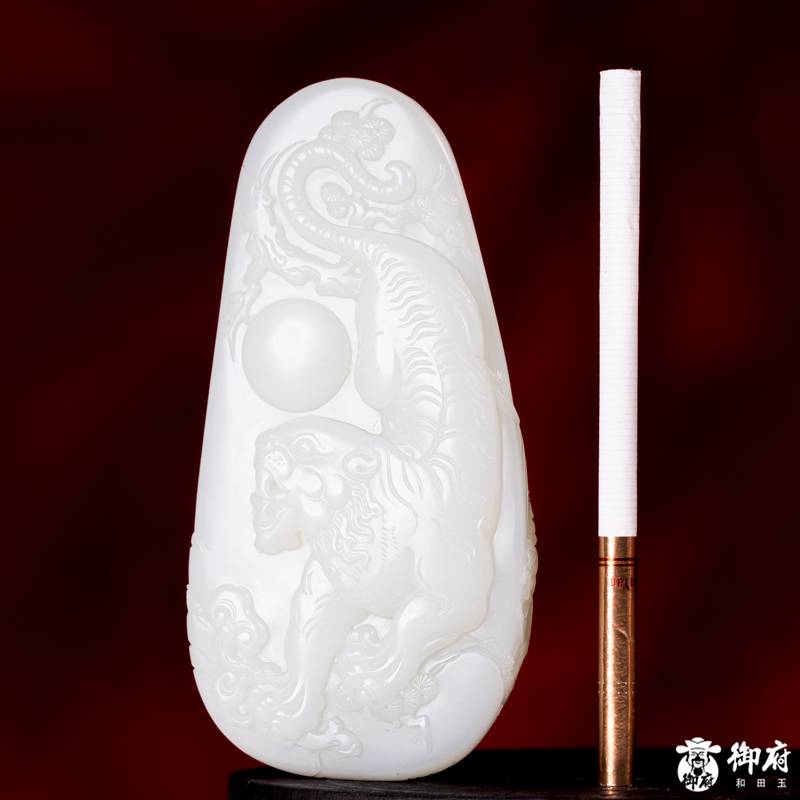 新疆和田玉原毛孔皮白玉籽料把件 虎啸山河 165.5克 图片10