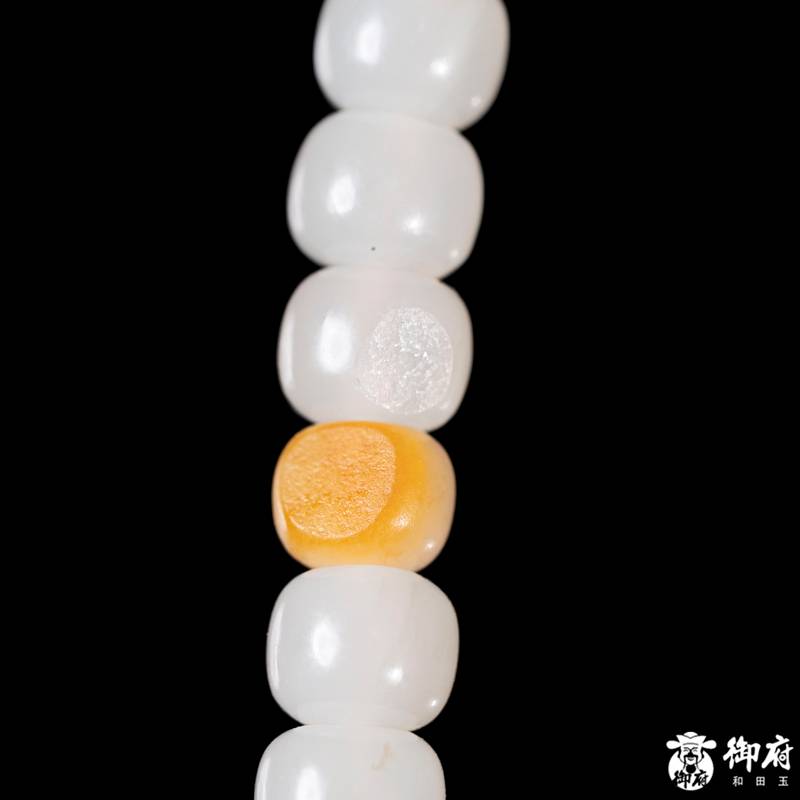 新疆和田玉黄皮白玉籽玉108桶珠项链 41.2克 图片5