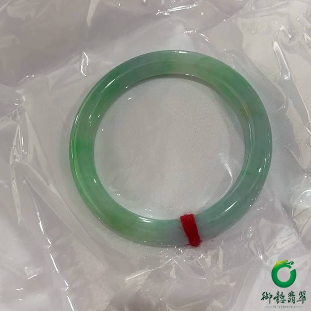 缅甸翡翠A货冰糯种满色飘绿手镯 52.5克