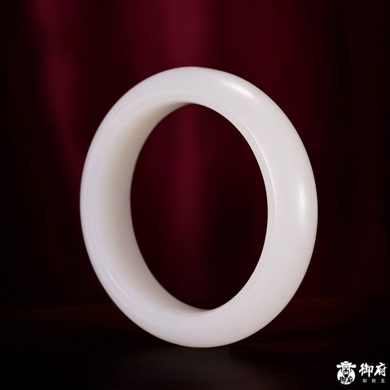 糖玉颜色越深越好吗，掌握糖色过渡自然度选对糖玉手镯