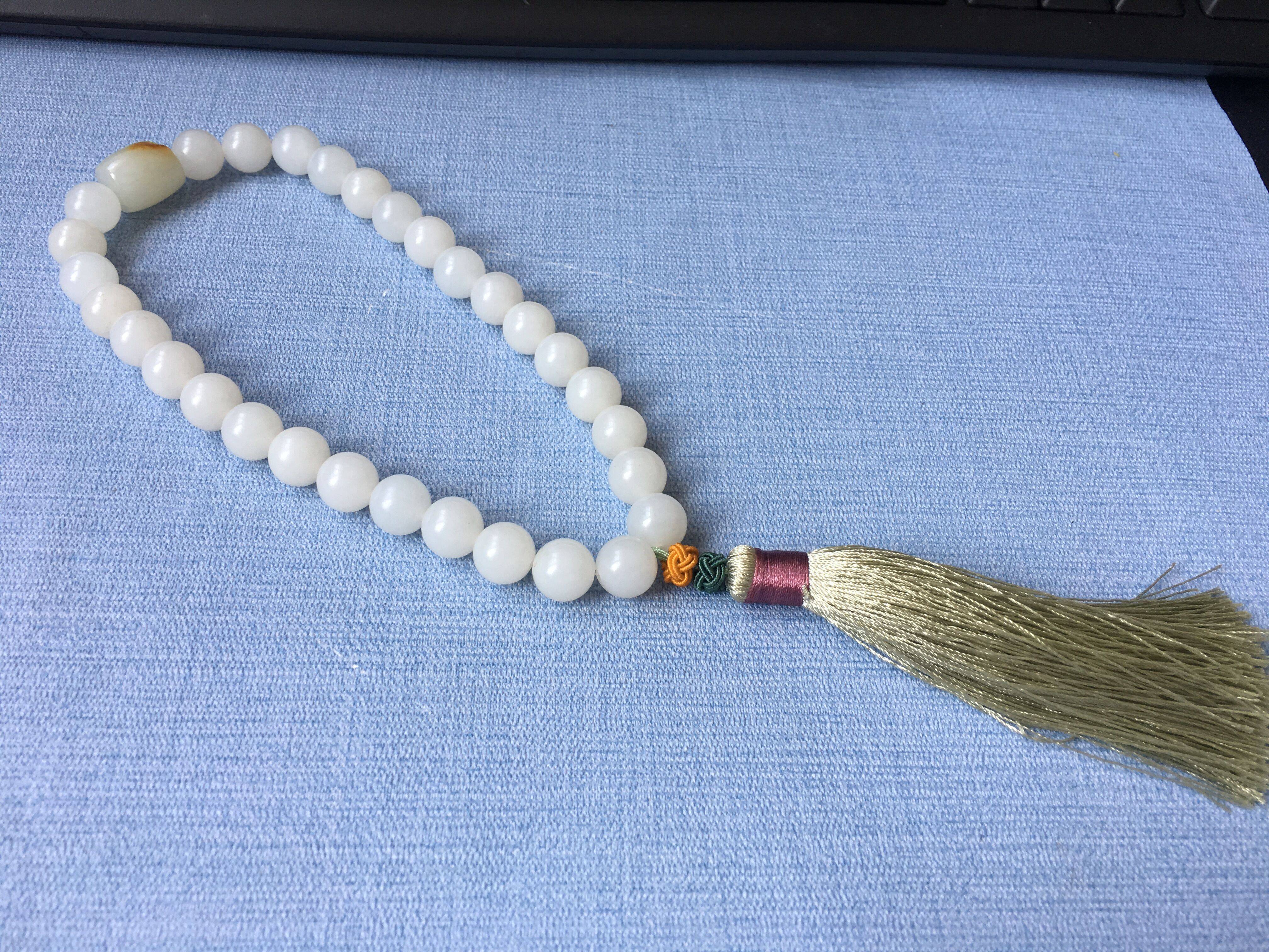 墨玉手串选购注意什么，灯光下看结构与黑度分布更靠谱