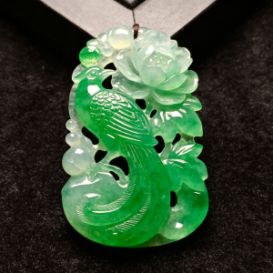 翡翠白菜挂件怎么选叶片饱满，叶子层次分明菜心聚拢为佳