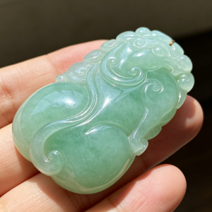 翡翠扳指选什么种水显档次,冰种飘绿或黄翡更显贵气