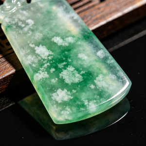 翡翠危料怎么看特征，灰色调暗绿色多雪花棉