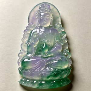 翡翠观音吊坠脸部细节,慈祥线条展示